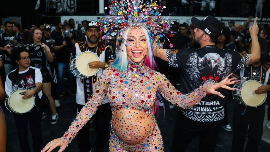 Grávida de Nicolas Prattes, Sabrina Sato brilha com look de pedrarias em ensaio da Gaviões da Fiel