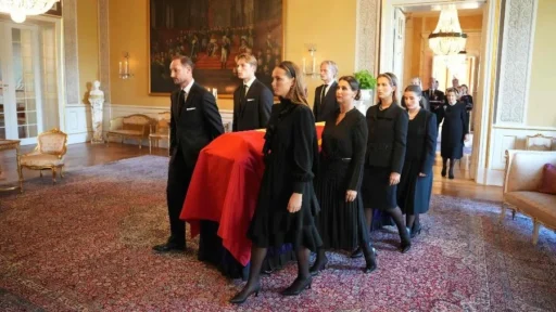 Marius Borg Høiby participa de cortejo do rei Harald sob autorização judicial