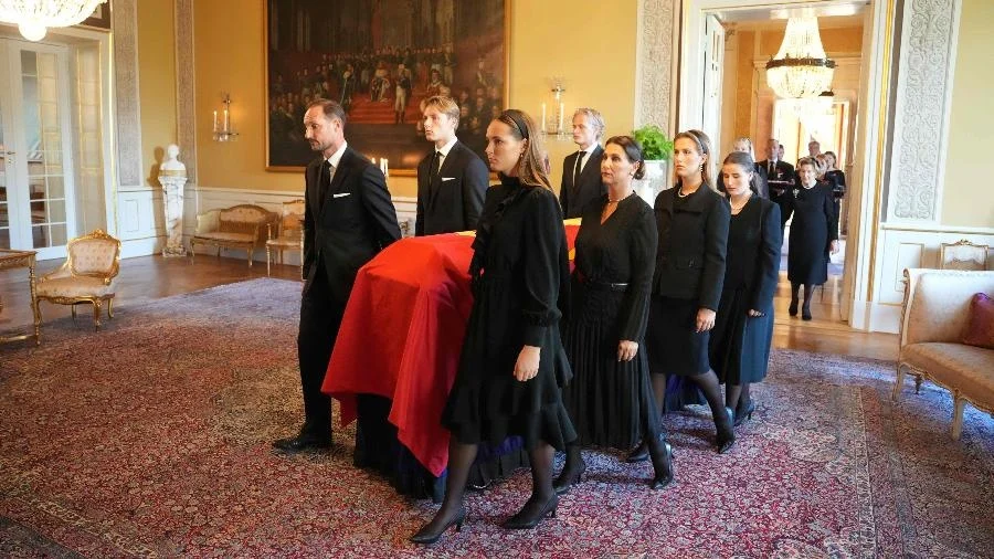 Marius Borg Høiby participa de cortejo do rei Harald sob autorização judicial