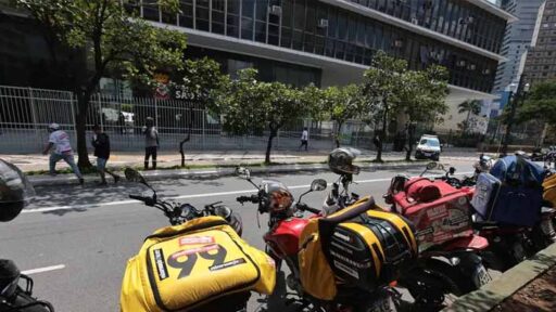 Previdência social alcança menos de 20% dos motociclistas de aplicativos no Brasil