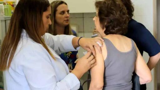 Vacina pneumo 20 chega aos idosos com 85 anos ou mais no SUS
