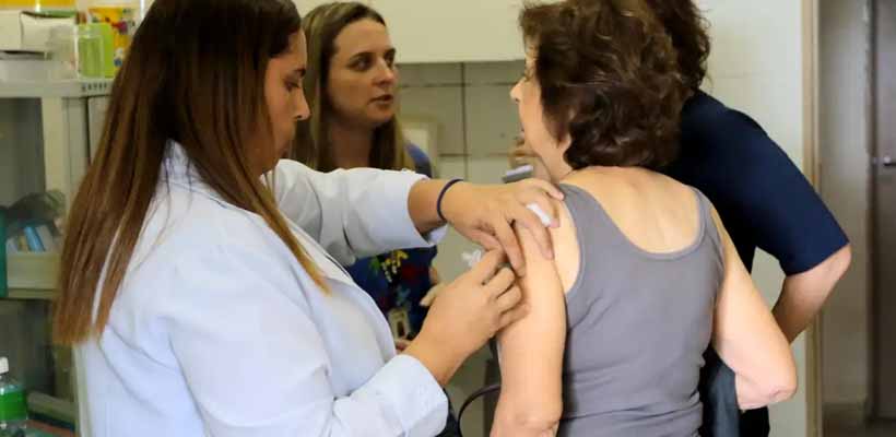 Vacina pneumo 20 chega aos idosos com 85 anos ou mais no SUS