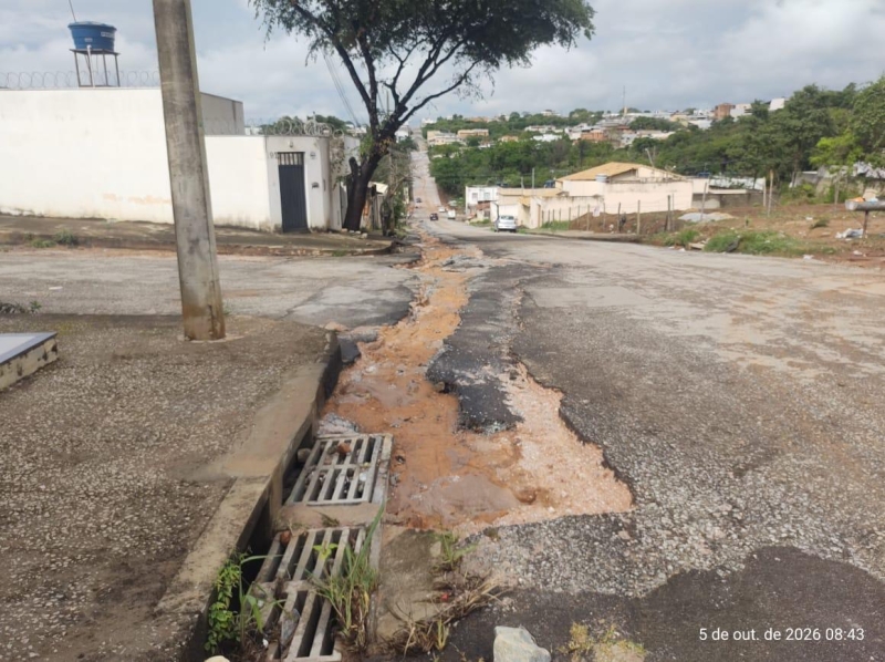 Chuvas em Divinópolis danificam obras no bairro Jardinópolis e exigem reparos