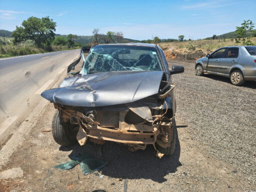 Colisão entre veículos na Br-352 deixa uma pessoa ferida em Pitangui