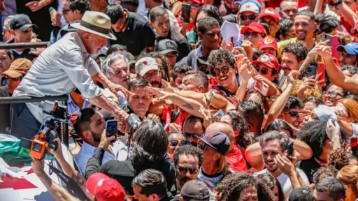 Lula anuncia medida judicial contra suspensão de canal de comunicação