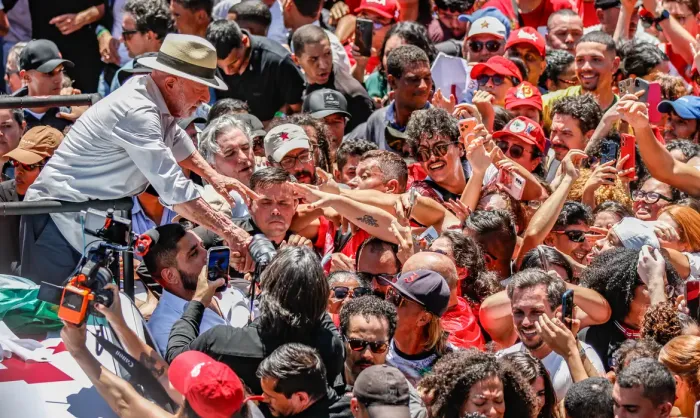 Lula anuncia medida judicial contra suspensão de canal de comunicação