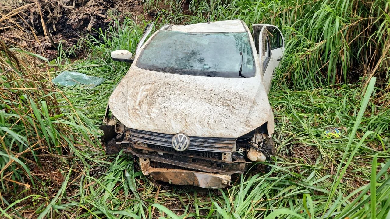 Manobra evasiva causa capotamento de veículo na Br-354 em Formiga