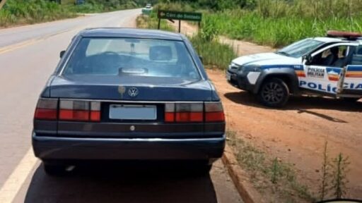 Polícia militar recupera carro furtado em rodovia mineira